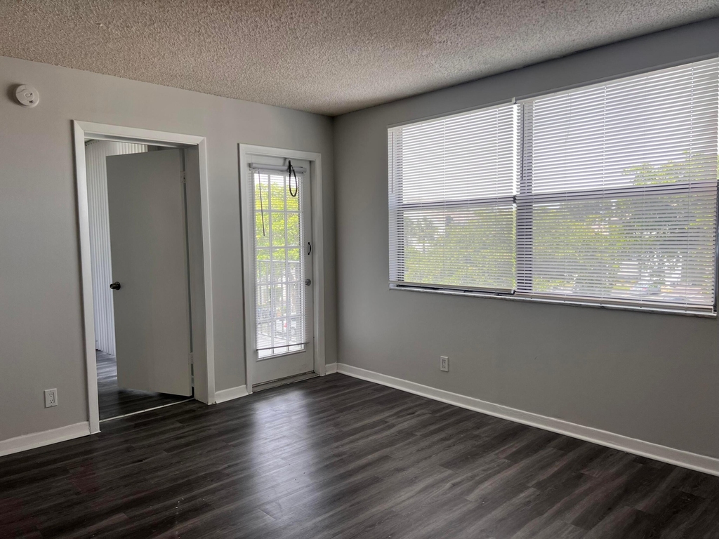 718 Executive Center Drive - Photo 3