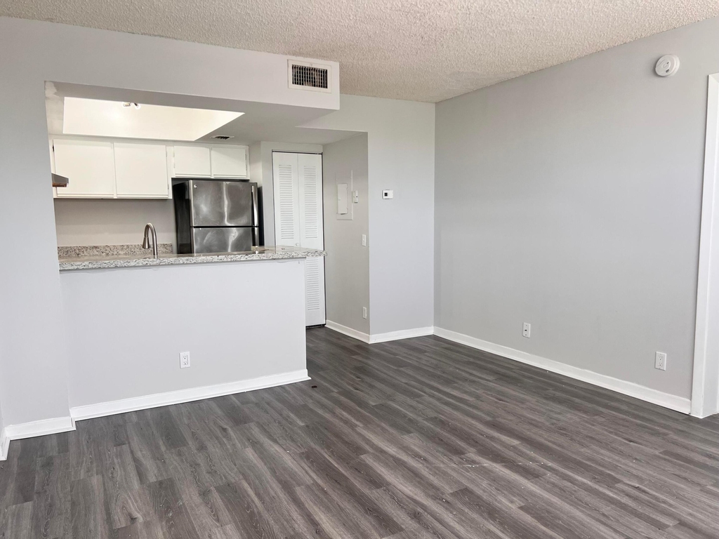 718 Executive Center Drive - Photo 2