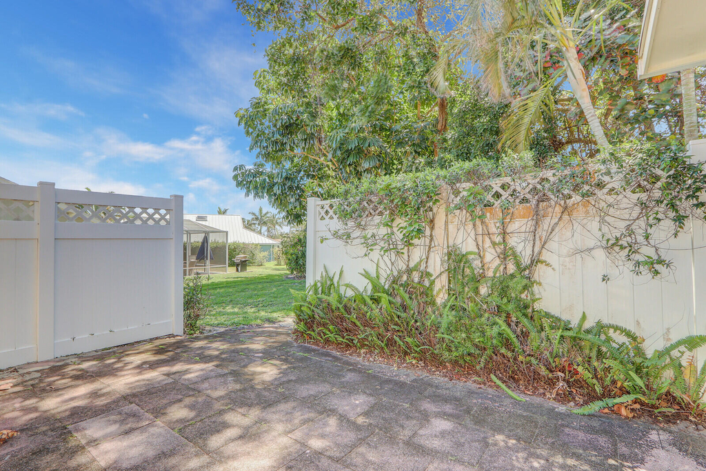 8574 Se Seagrape Way - Photo 32