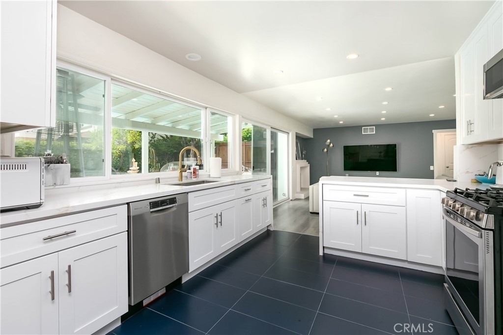 24510 Welby - Photo 7