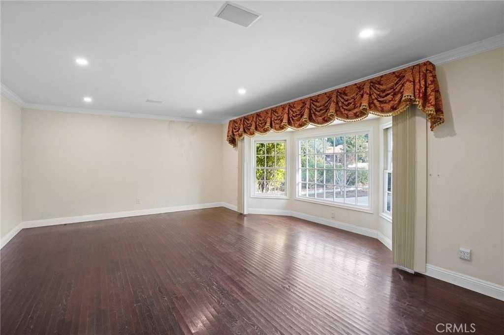 12281 Woodley Avenue - Photo 3