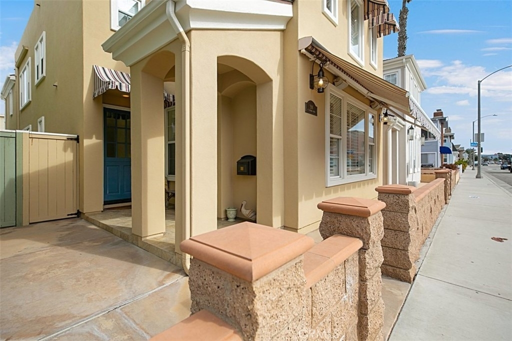 208 E Balboa Boulevard - Photo 1