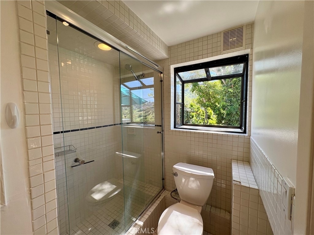 1033 Eastman Way - Photo 5