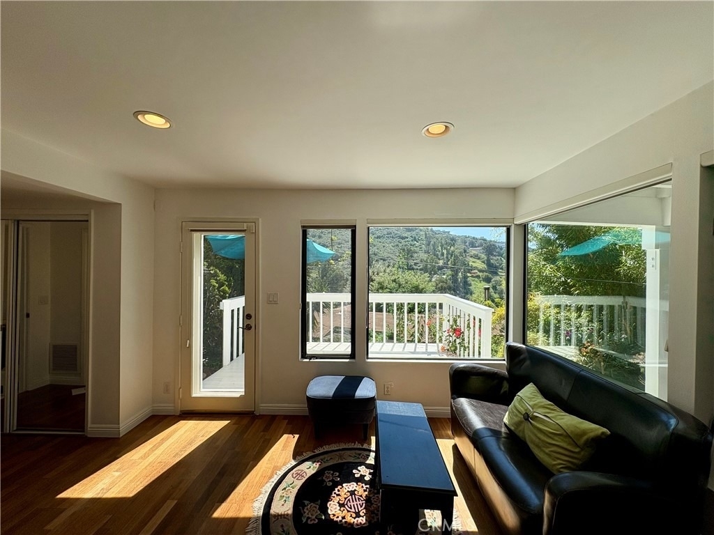 1033 Eastman Way - Photo 3