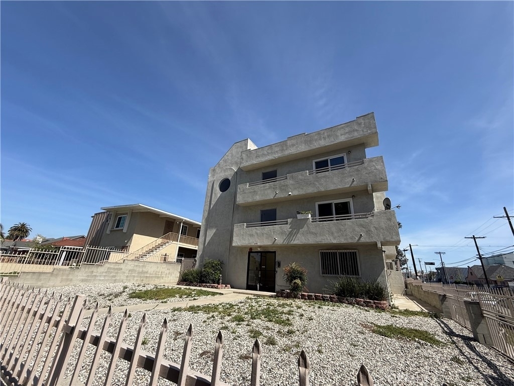 400 N Hobart Boulevard - Photo 0