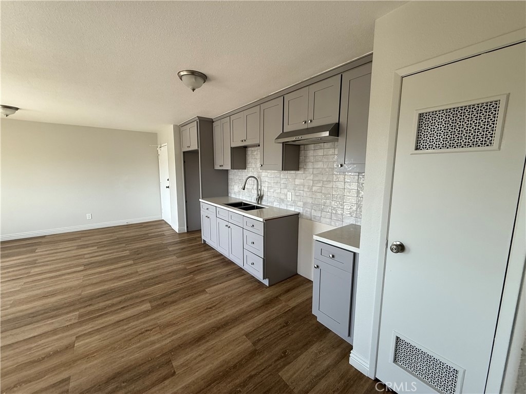400 N Hobart Boulevard - Photo 2