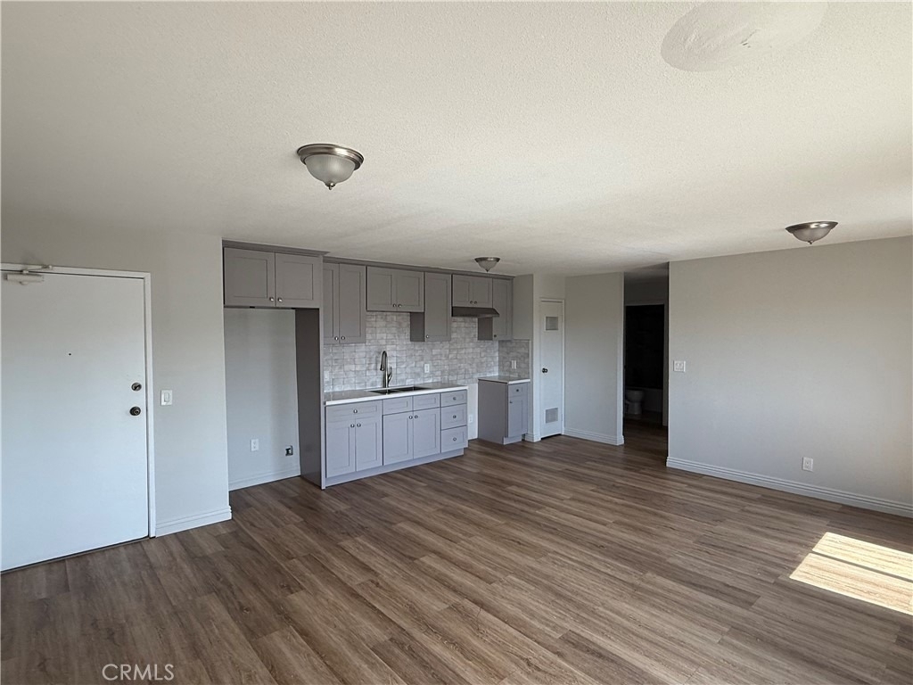 400 N Hobart Boulevard - Photo 1