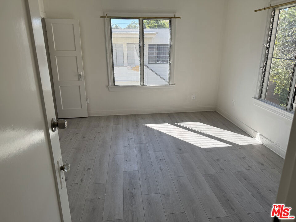 243 1/2 N Swall Drive - Photo 8