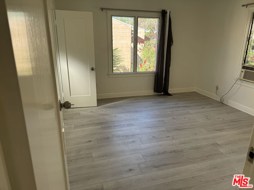 243 1/2 N Swall Drive - Photo 4