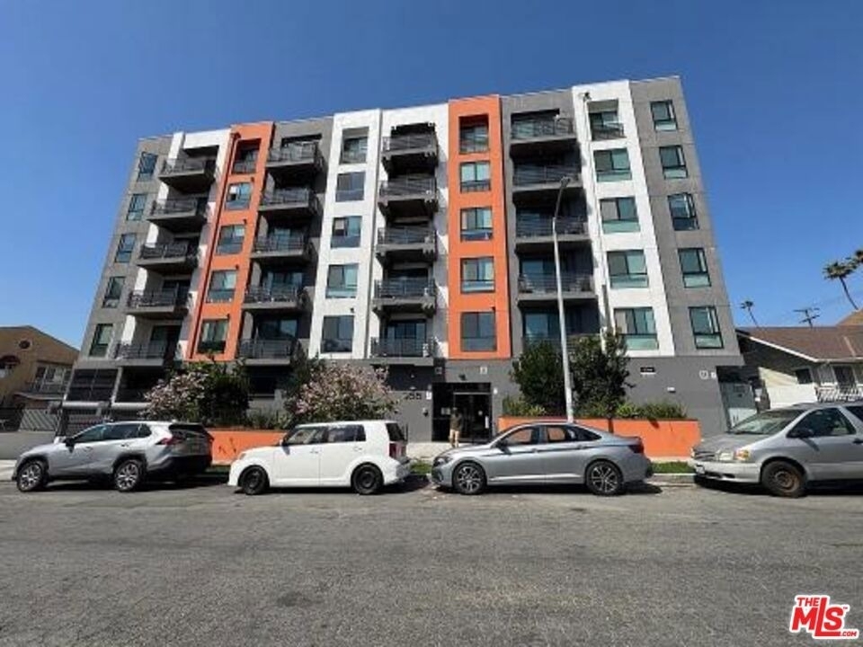 955 Fedora Street - Photo 0
