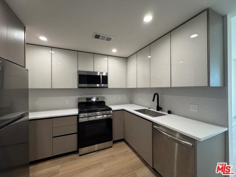 955 Fedora Street - Photo 2