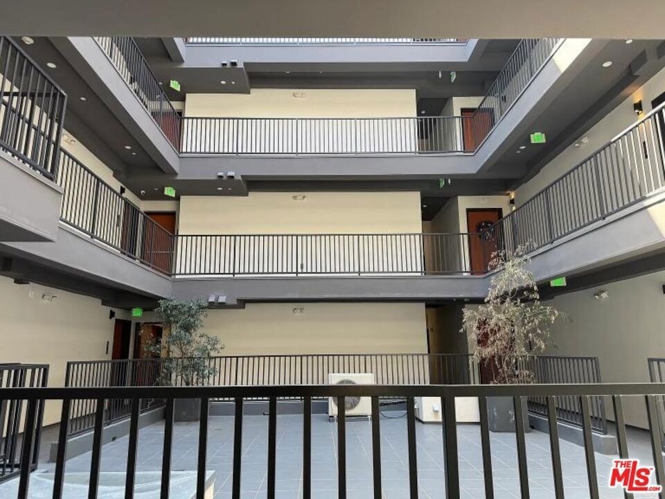 955 Fedora Street - Photo 1