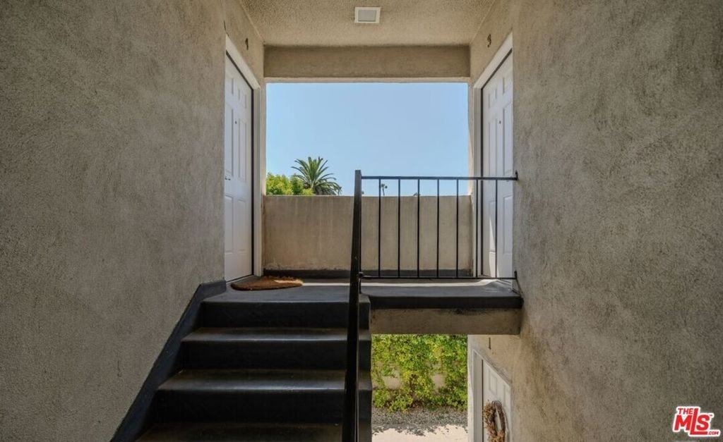 2210 S Sycamore Avenue - Photo 2