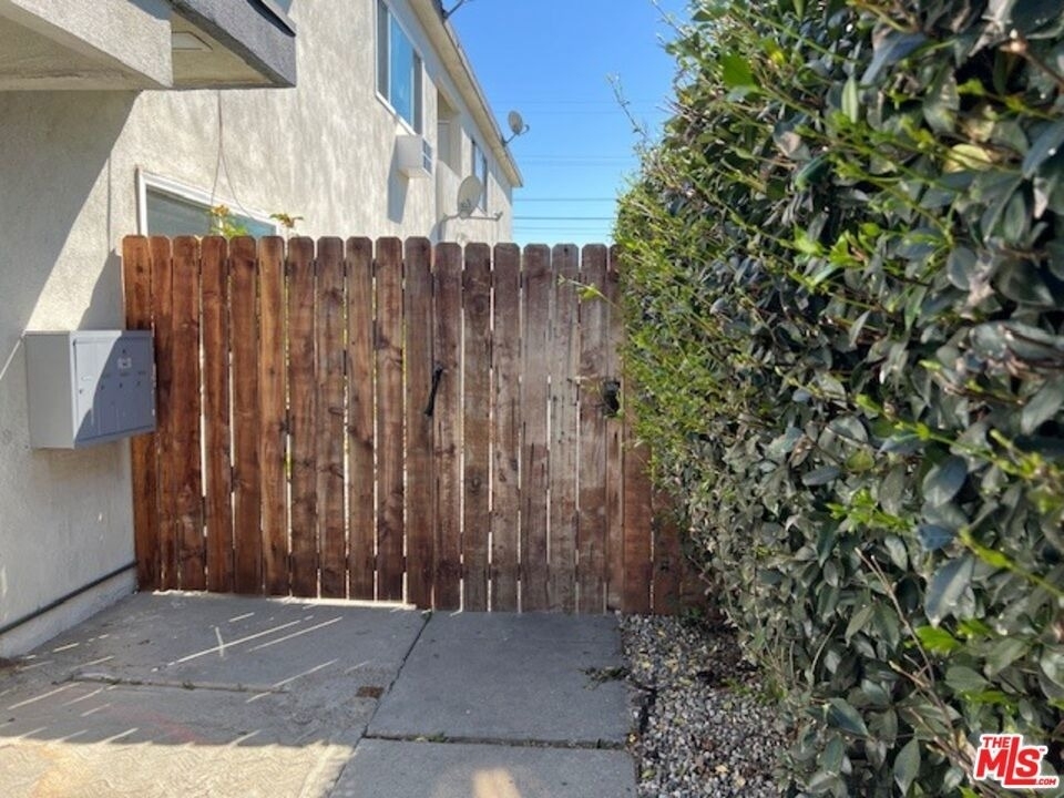 2210 S Sycamore Avenue - Photo 1