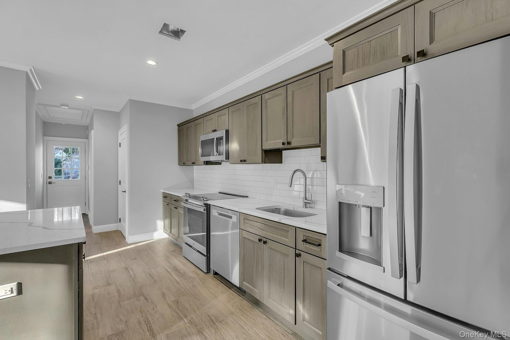 156 W Broadway - Photo 5