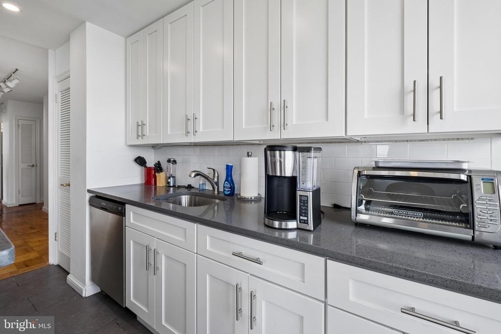 220 Locust Street - Photo 5
