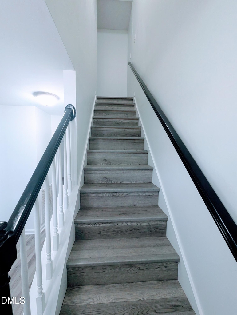 1005 Shades Place - Photo 10