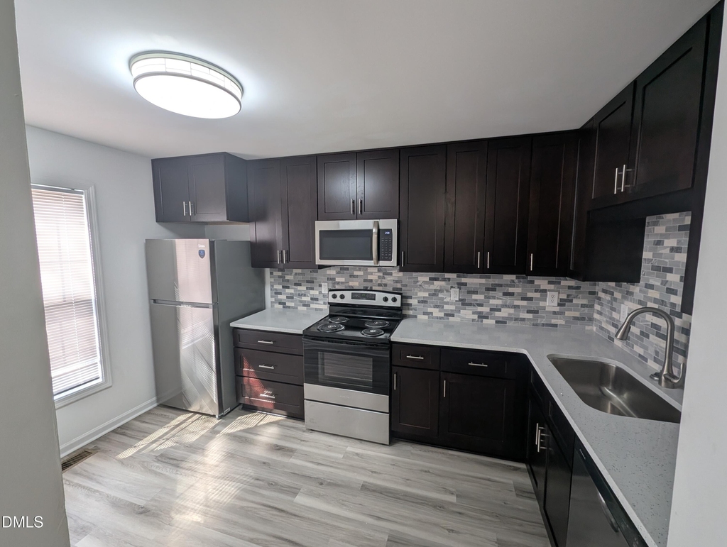 1005 Shades Place - Photo 4