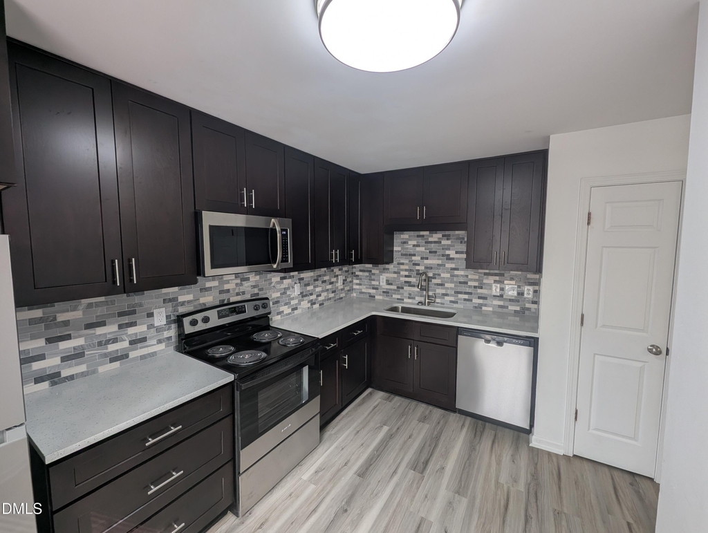 1005 Shades Place - Photo 5