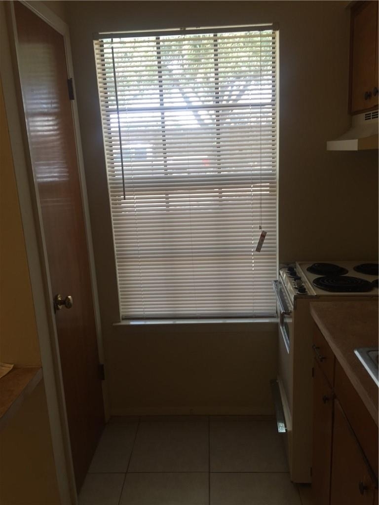 619 W 37th St - Photo 3