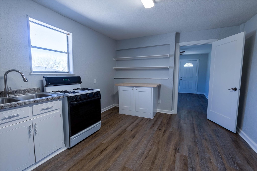 2304 Thrasher Ln - Photo 9