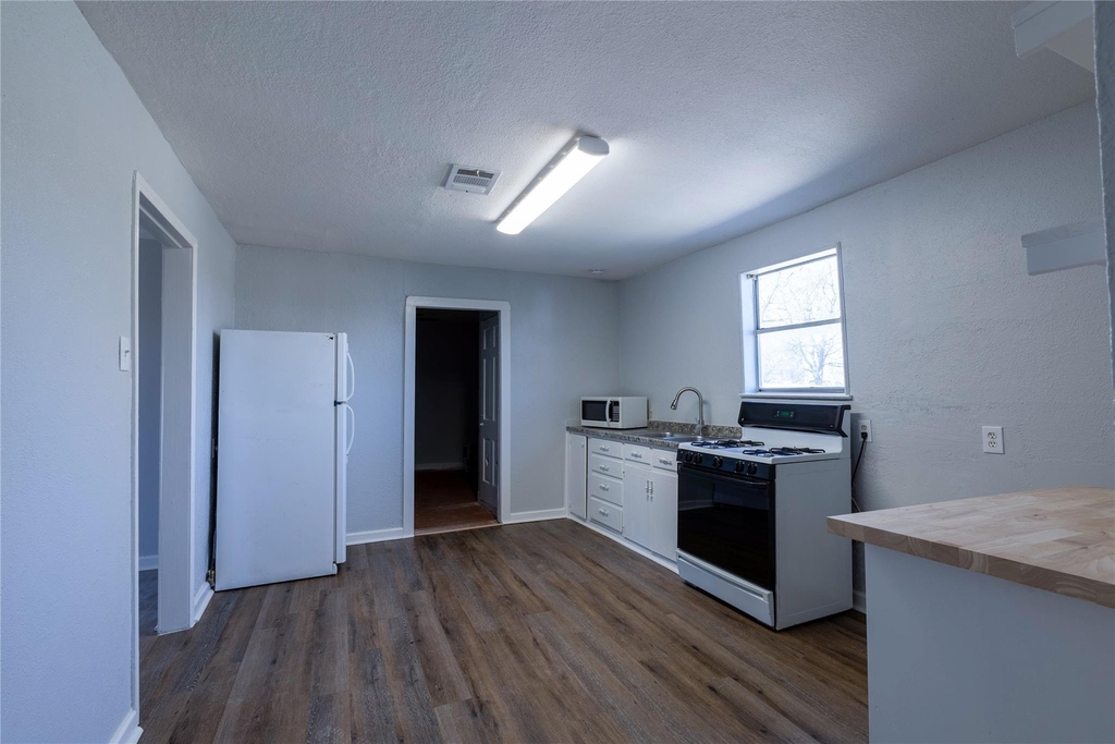 2304 Thrasher Ln - Photo 8