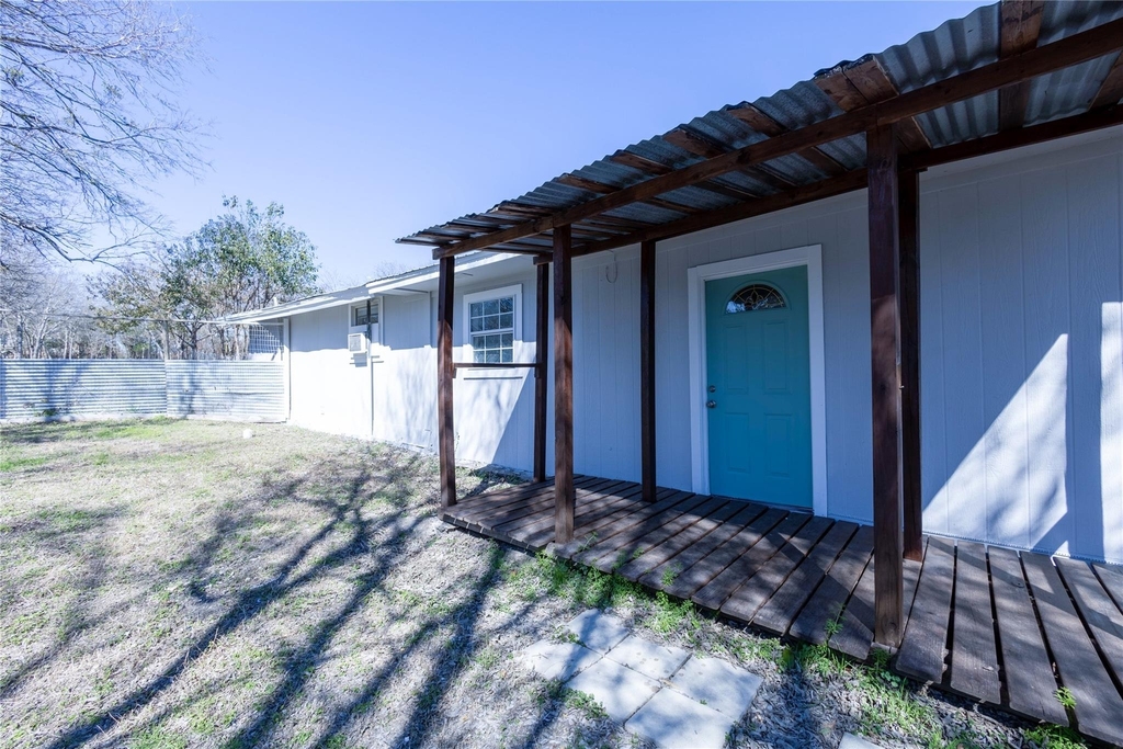 2304 Thrasher Ln - Photo 3