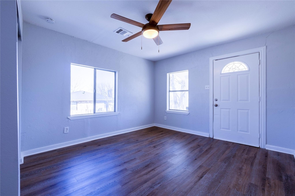 2304 Thrasher Ln - Photo 6