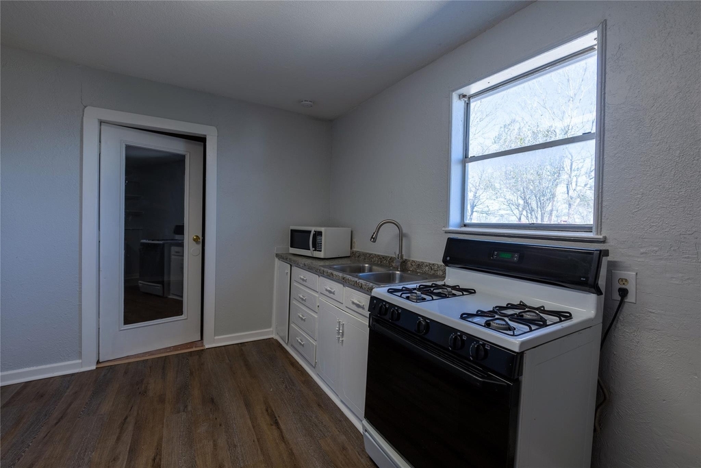 2304 Thrasher Ln - Photo 11