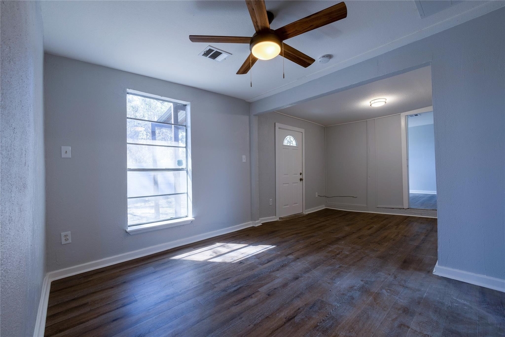 2304 Thrasher Ln - Photo 5
