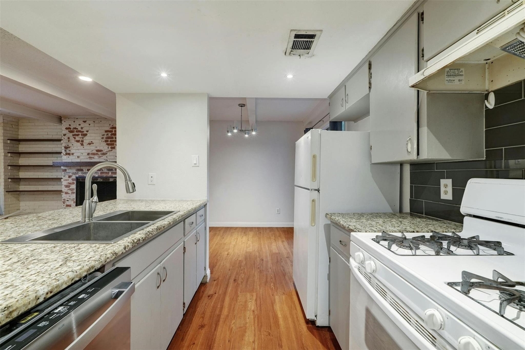 1302 E Saint Johns Ave - Photo 9