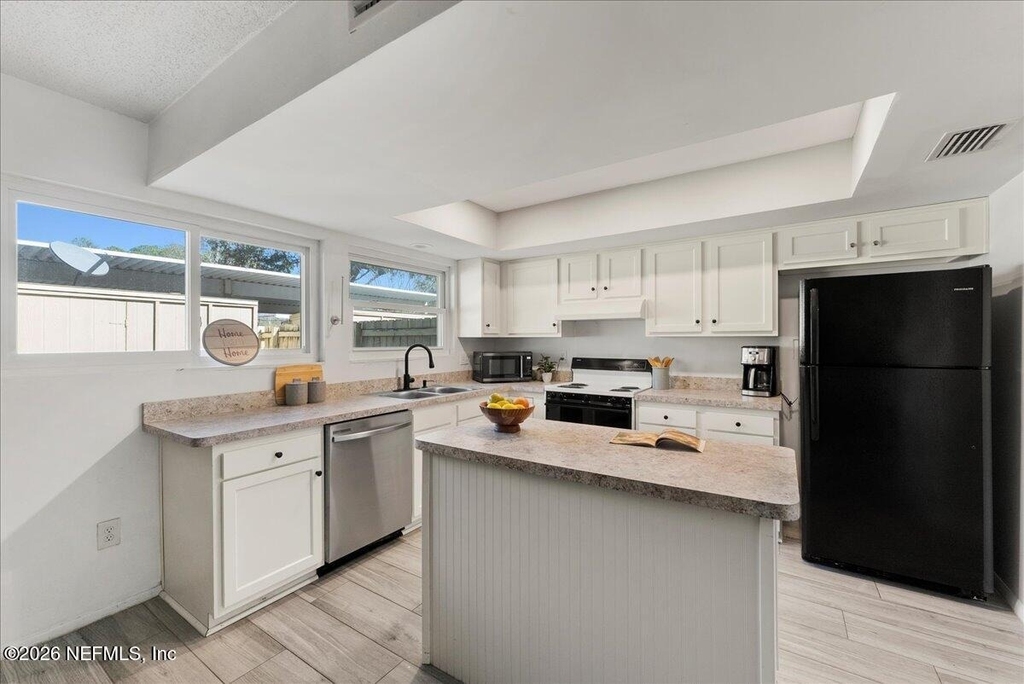 8140 Sutton Place - Photo 3