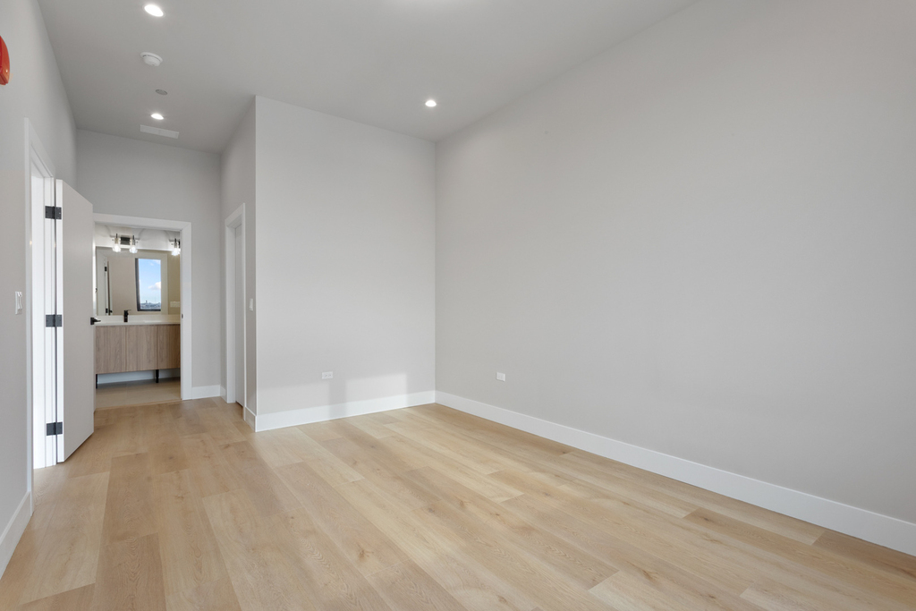 2505 W Farragut Avenue - Photo 7