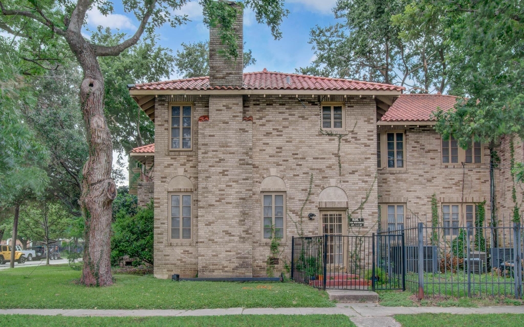 1428 Wentworth Street - Photo 1