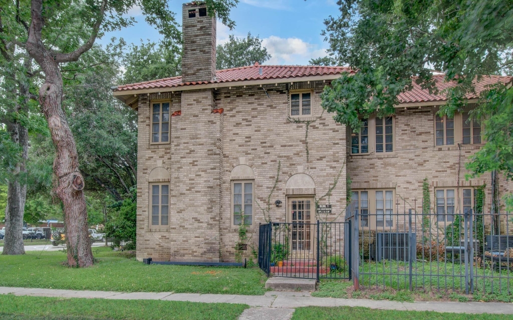 1428 Wentworth Street - Photo 2