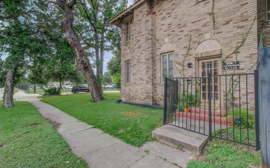 1428 Wentworth Street - Photo 3