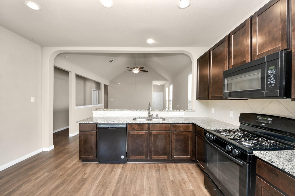 17630 Holroyd Road - Photo 9