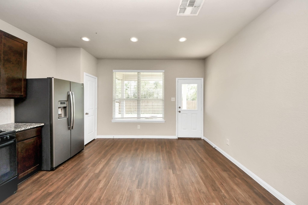 17630 Holroyd Road - Photo 10