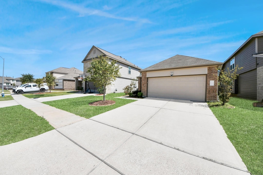 17630 Holroyd Road - Photo 2