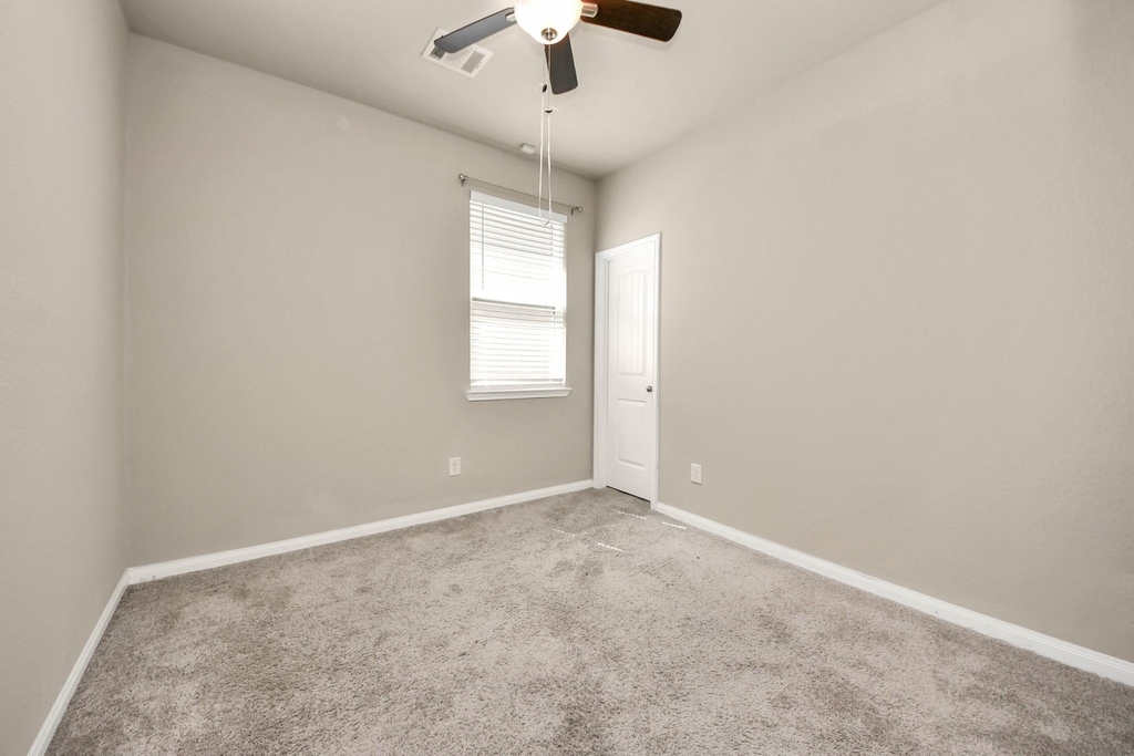 17630 Holroyd Road - Photo 18