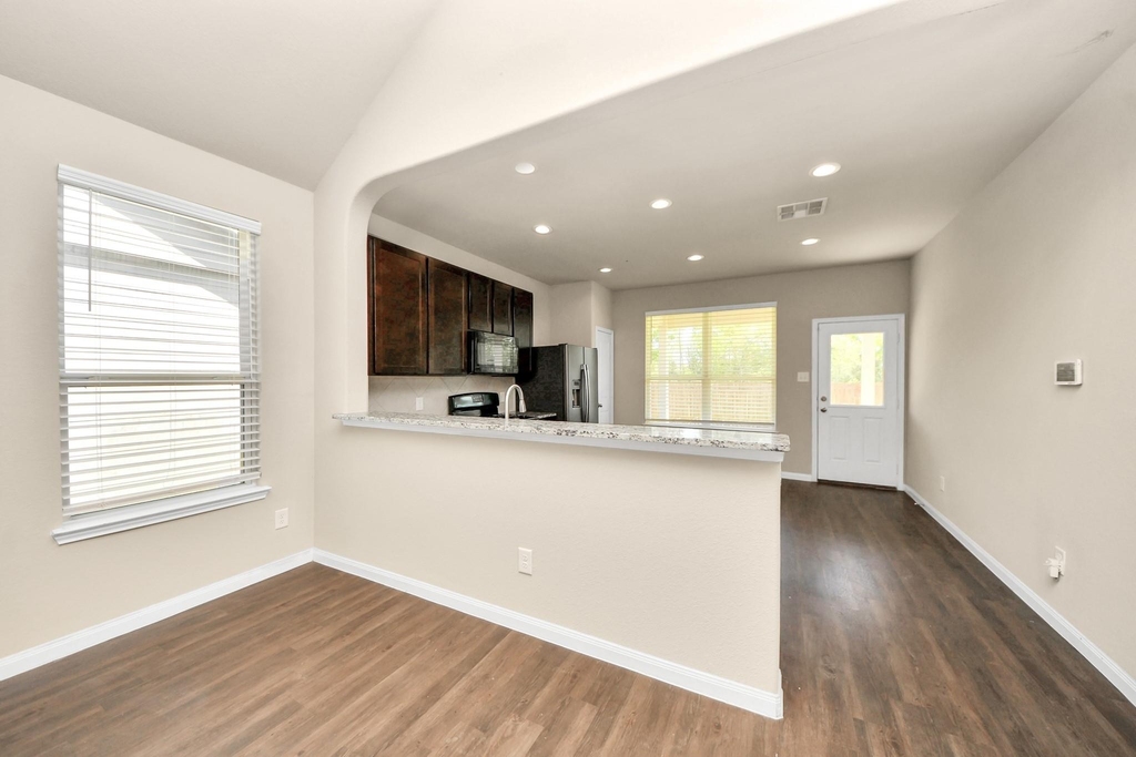 17630 Holroyd Road - Photo 7