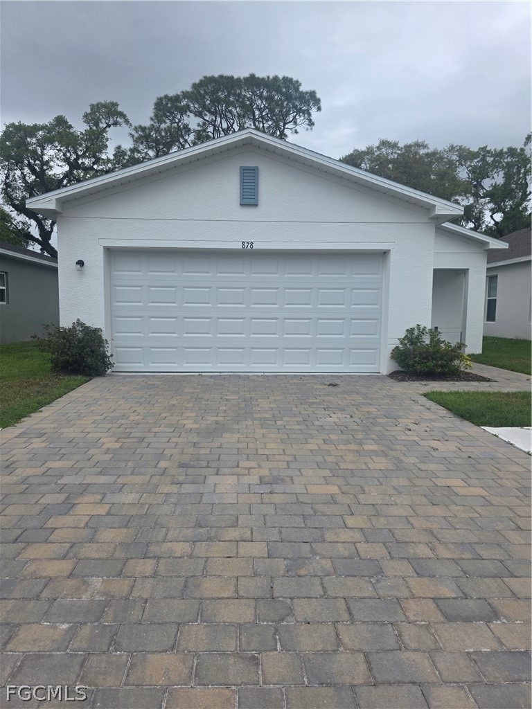 878 Friendship Circle - Photo 0