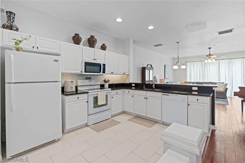 941 Hampton Circle - Photo 3