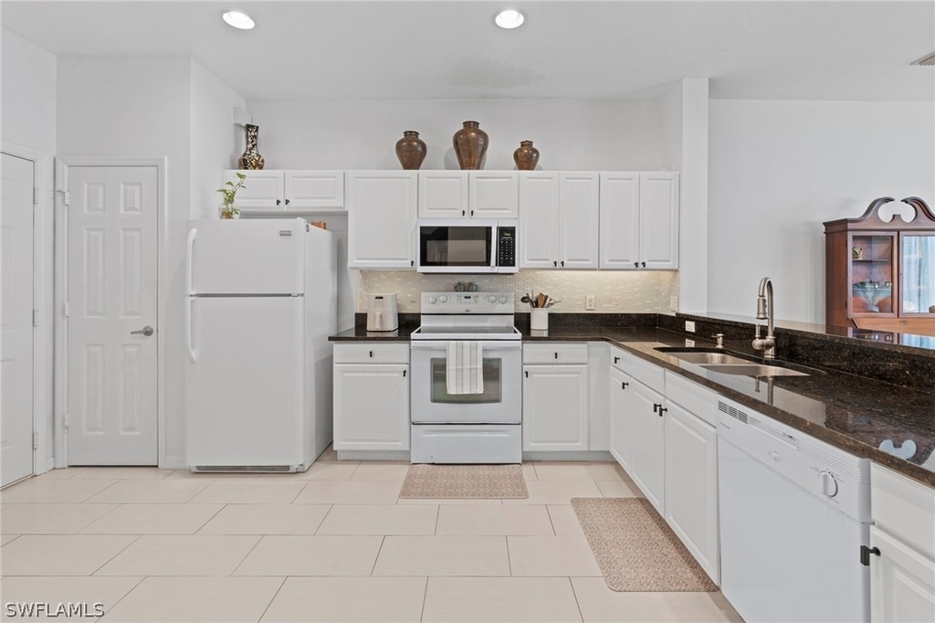 941 Hampton Circle - Photo 13