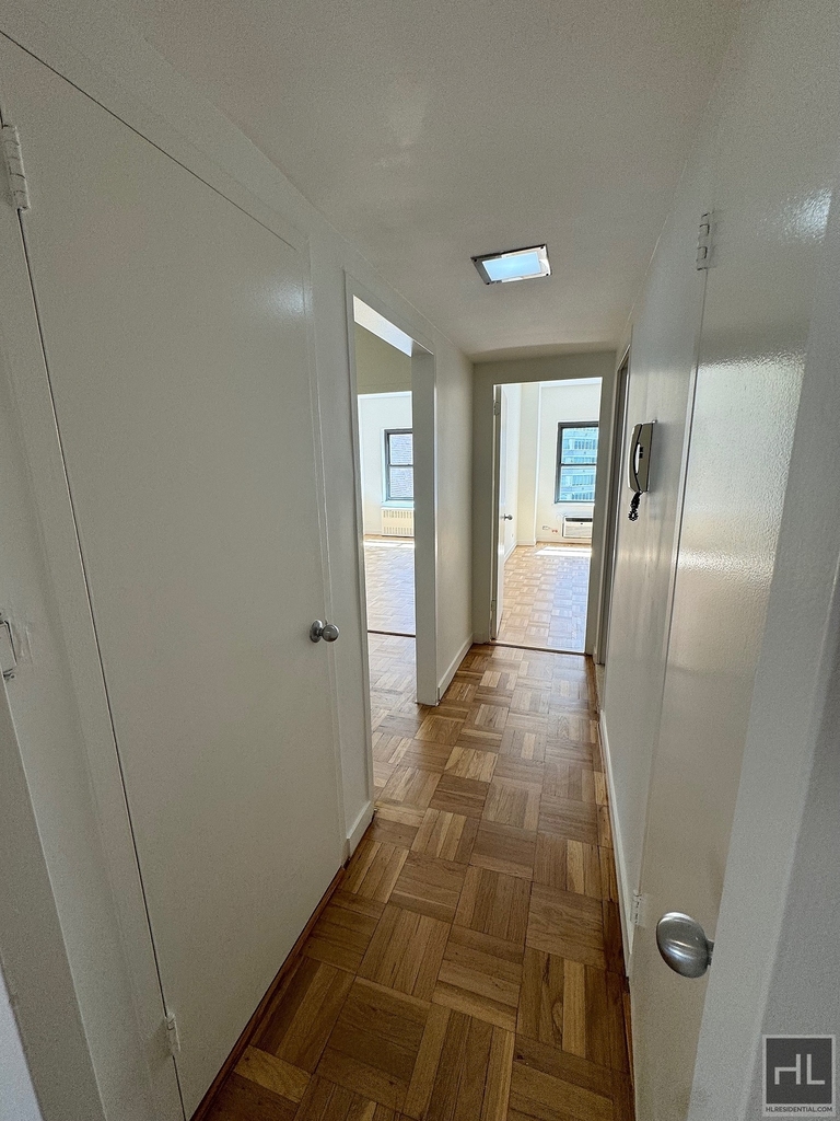East 55 Street - Photo 8