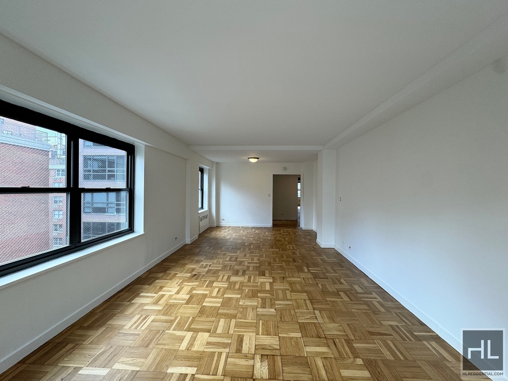 East 55 Street - Photo 0