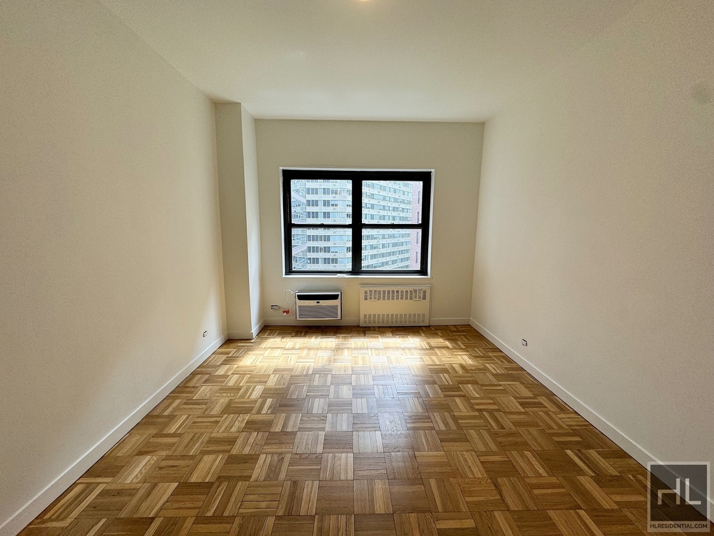 East 55 Street - Photo 2