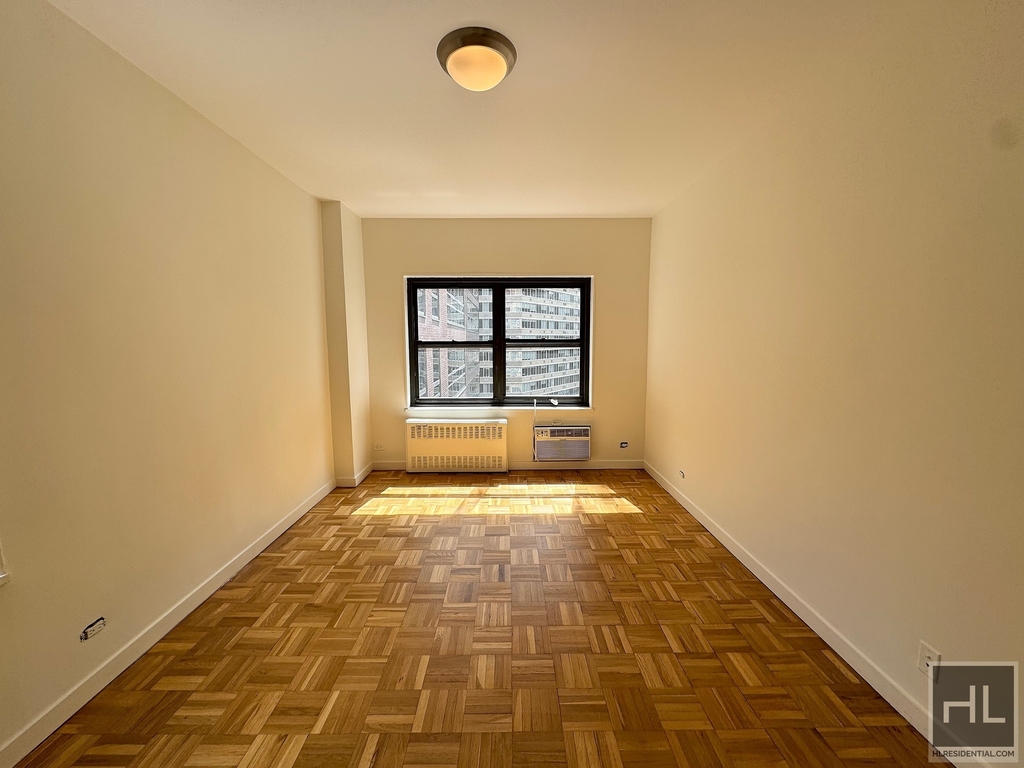 East 55 Street - Photo 3
