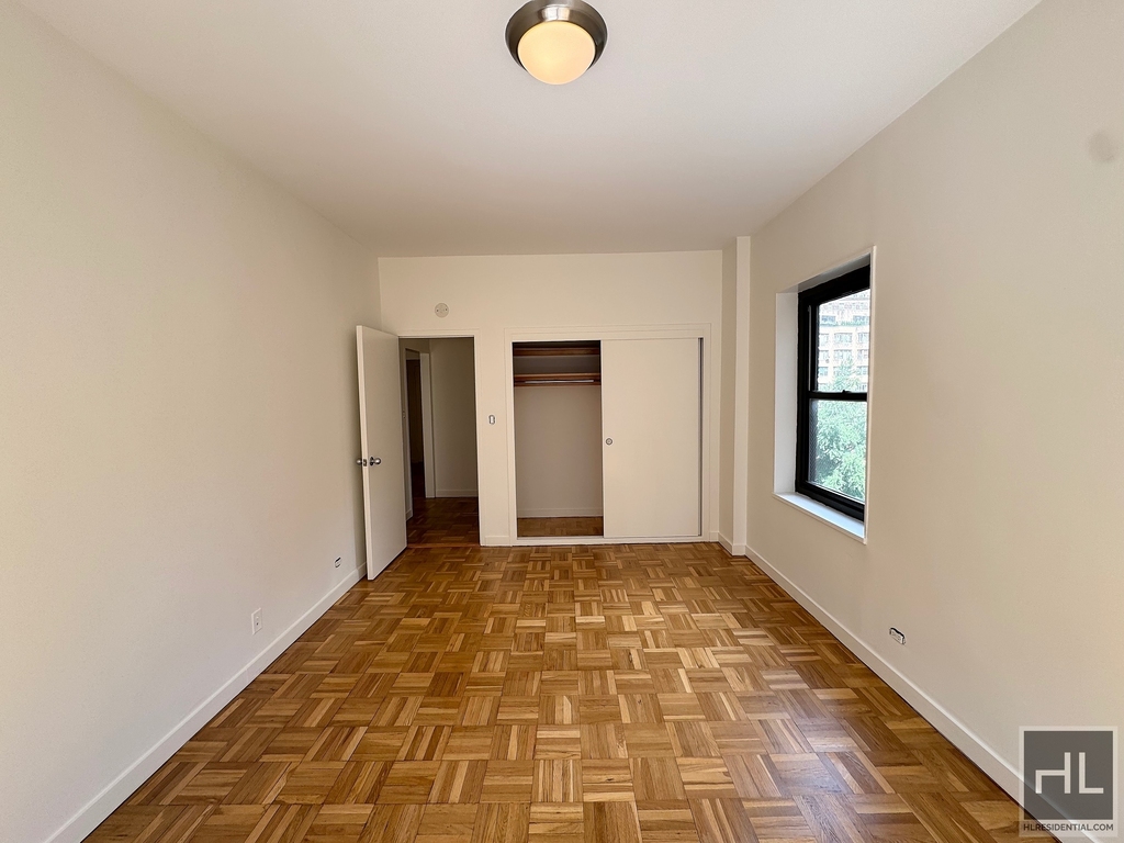 East 55 Street - Photo 5