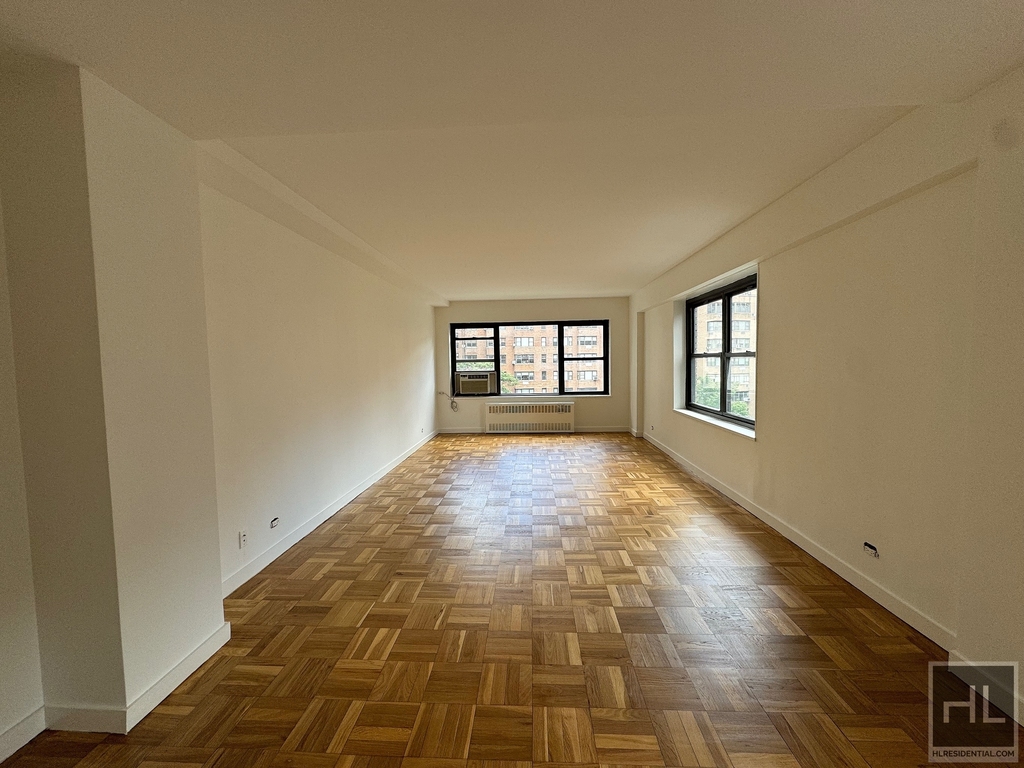 East 55 Street - Photo 1